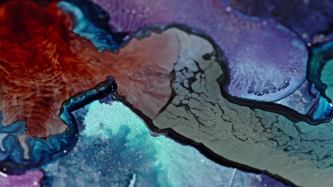 primer plano de colores de tinta vibrantes que se mezclan en el agua, creando un patrón abstracto y dinámico