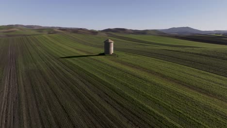 silo italiano en un campo verde fuera de matera italia