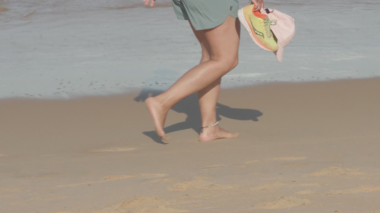 cammina a piedi nudi su una spiaggia di sabbia