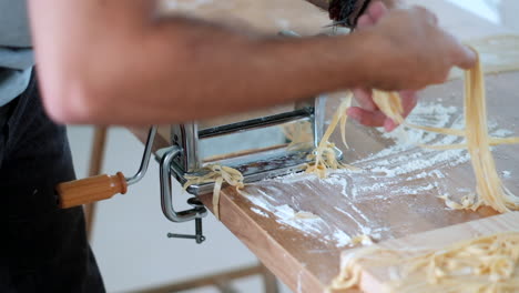 creación de pasta casera: elaboración de fettuccine con herramientas tradicionales