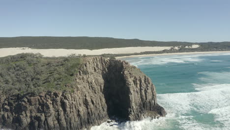 4k-Drohnenaufnahme-Einer-Bergklippe-An-Einem-Klaren-Sonnigen-Tag-An-Der-Küste-Von-Fraser-Island,-Australien