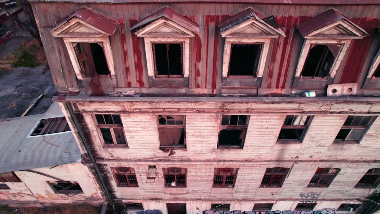 버려진 건물의 깨진 창문의 여행 - 바로스 루코 병원 산티아고 칠레의 신생아 병실