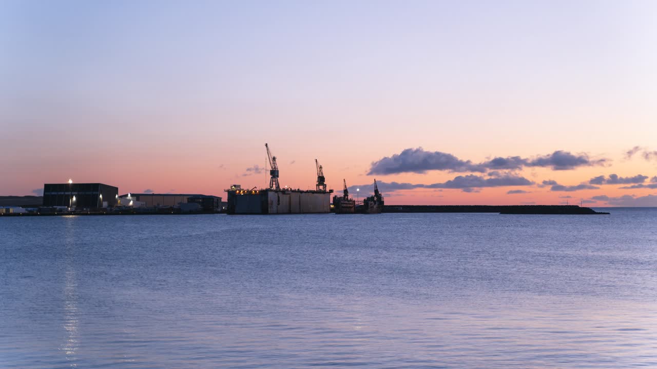 레이키아비크 항구의 타임스, 생생한 해가 지고 태평양을 가로질러 날아다니는 구름과 함께