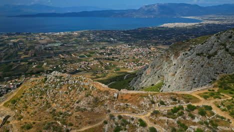 El-Castillo-De-Akrokorinta-Saulestari-Mira-Hacia-La-Ciudad-Costera-De-Corinto,-Grecia