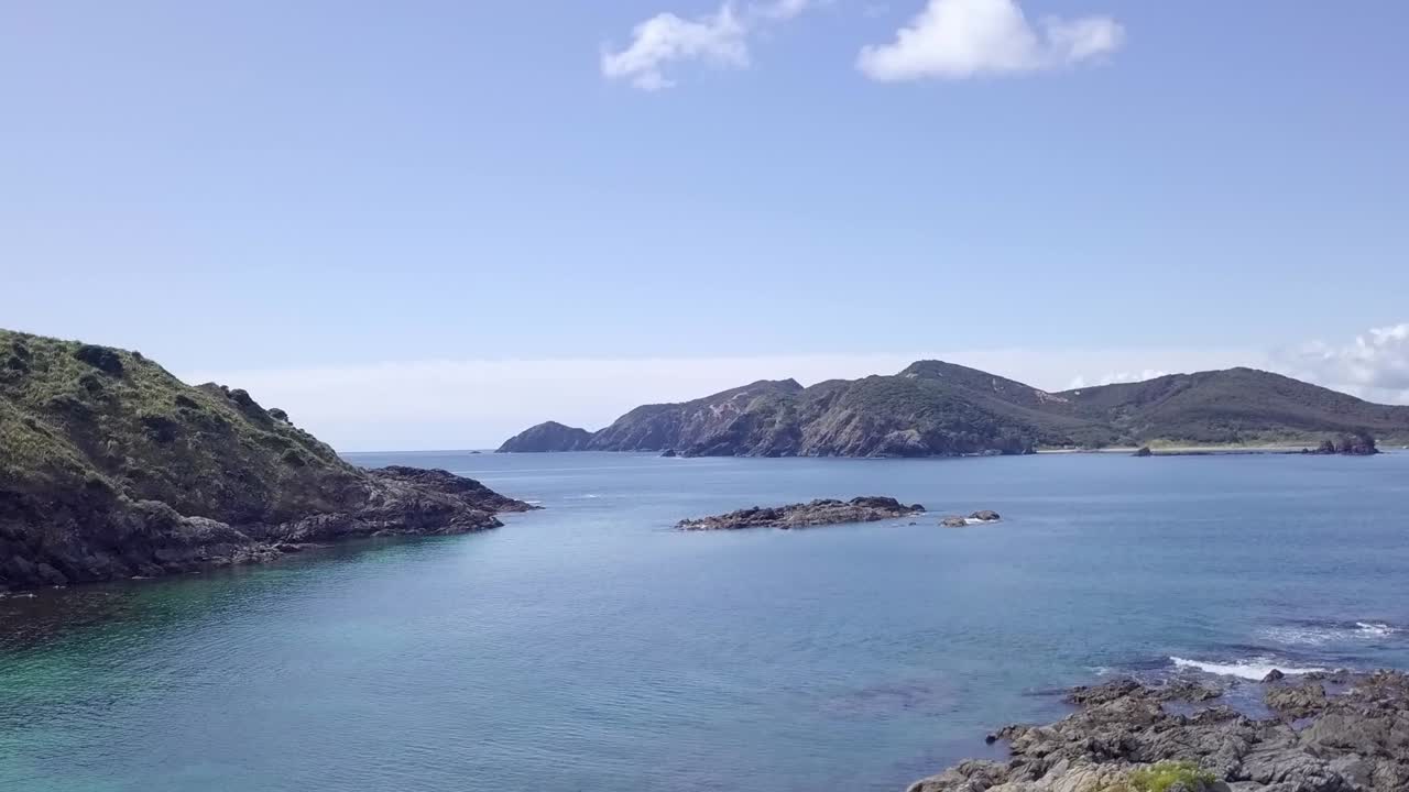 뉴질랜드의 카리카리 반도 마이타이 만에서 드론이  ⁇ 아졌습니다.