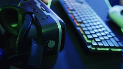 video de computadora de juegos y equipos de juegos en el escritorio con espacio de copia en fondo de neón