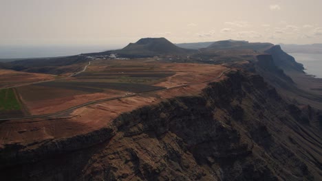 Luftaufnahme-Von-Landwirtschaftlichen-Feldern-Auf-Vulkanischen-Hügeln-Von-Lanzarote,-Mirador-Del-Rio,-Kanarische-Inseln,-Spanien