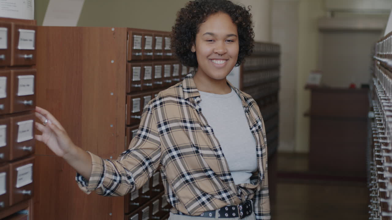 mujer joven en una biblioteca