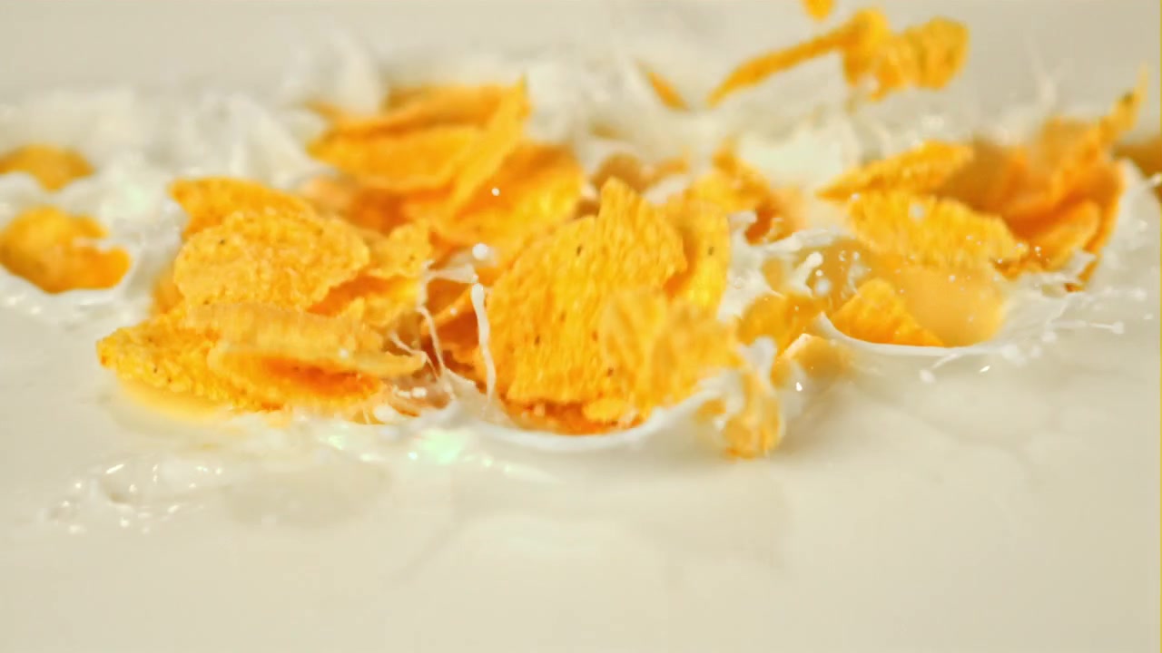 Corn flakes che schizzano nel latte al rallentatore