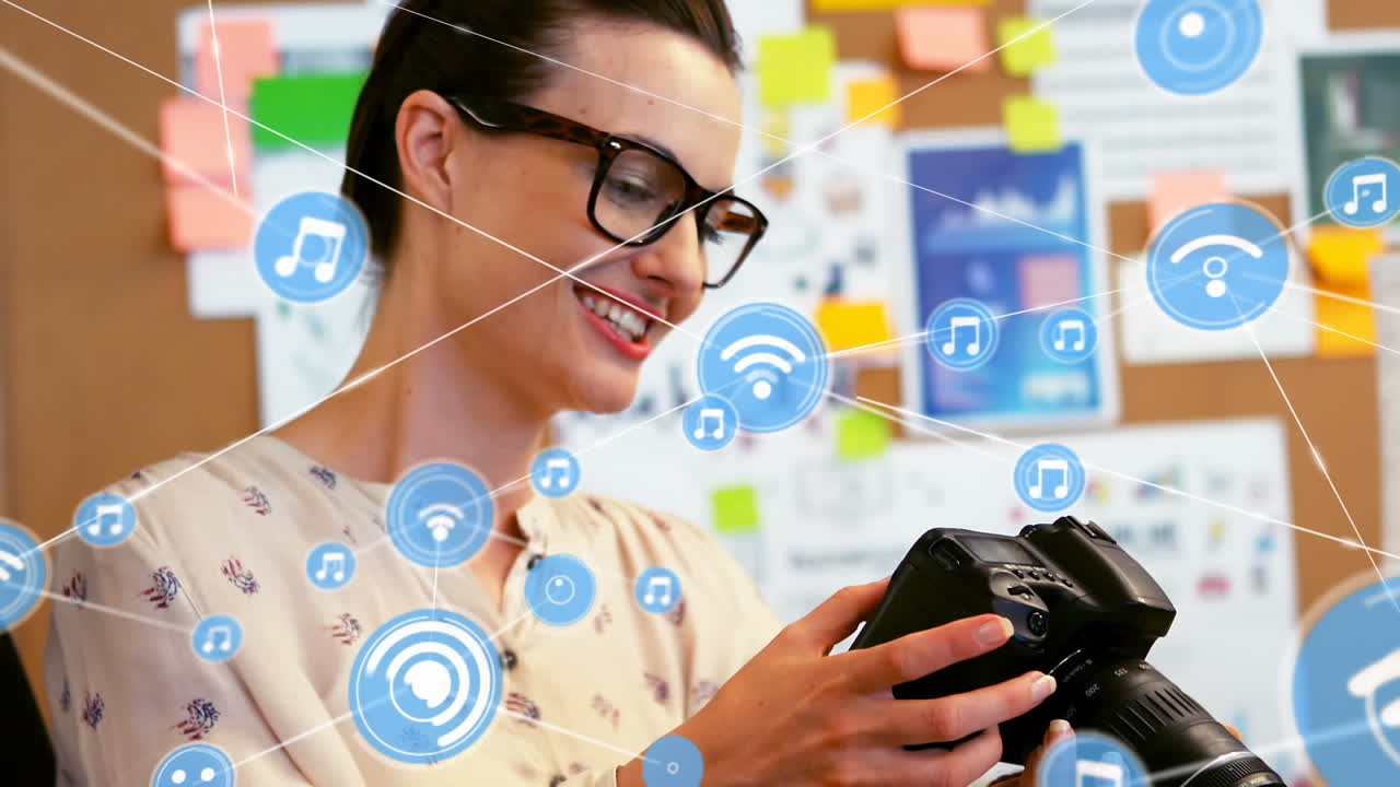 animación de una red de iconos digitales sobre una fotógrafa caucásica con una cámara digital