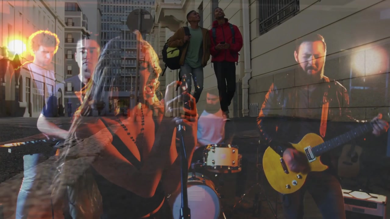 Caminantes paseando por un callejón, iniciando una transición a una banda de rock tocando con efectos de llamas