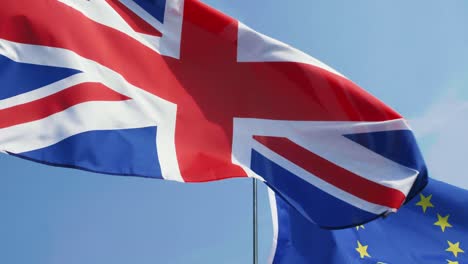 dos banderas europeas en el viento fuerte