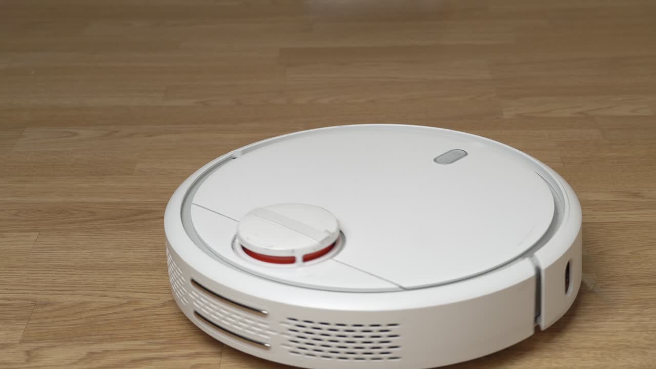 el aspirador robótico blanco elimina los escombros del laminado