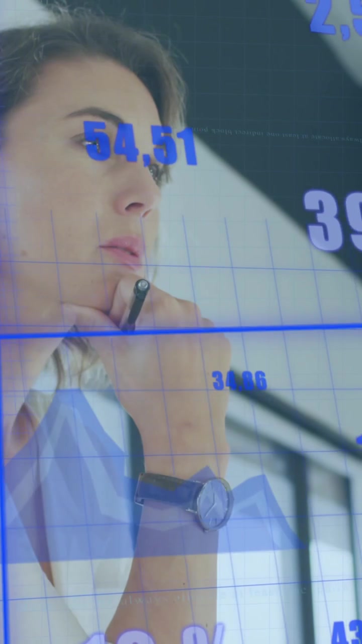 Video verticale: Donna che vede una sovrapposizione di dati, che inizia a prendere appunti mentre i grafici aziendali si allineano.