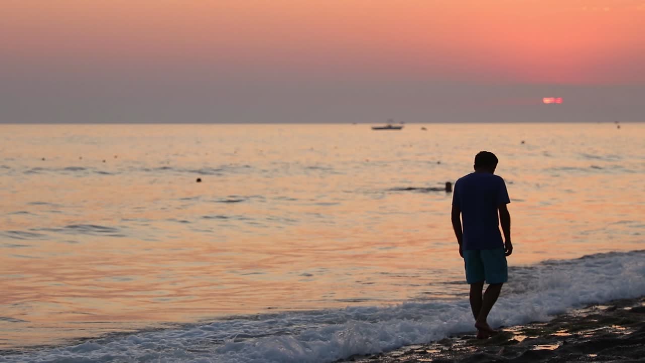해가 지는 동안 걸어가는 슬픈 젊은이