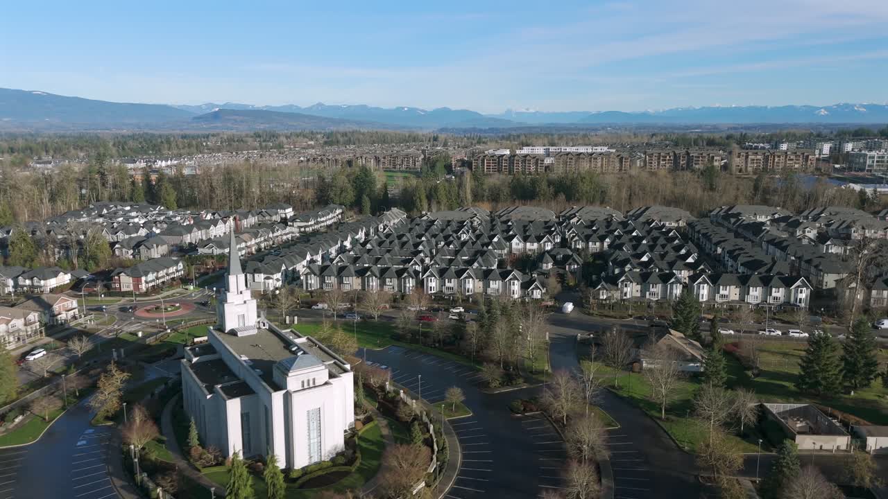 Vancouver British Columbia Tempel und Reihenhaussiedlung in Langley, BC, Kanada. – Luftaufnahme.