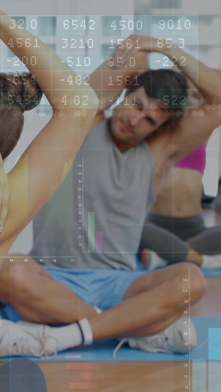Video vertical: Hombre sentado realizando estiramiento de tríceps como preparación física con superposición de datos sobre un equipo
