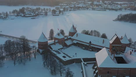 vista aérea del castillo de la isla trakai en invierno