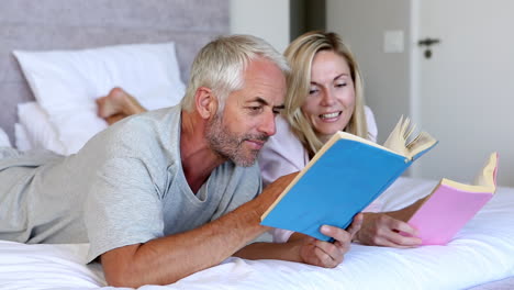 Pareja-Leyendo-Libros-Juntos-En-La-Cama-