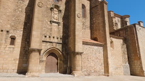 Majestätisches-Äußeres-Der-Kirche-Santiago-El-Mayor,-Seitlicher-Schwenk-Aus-Der-Perspektive