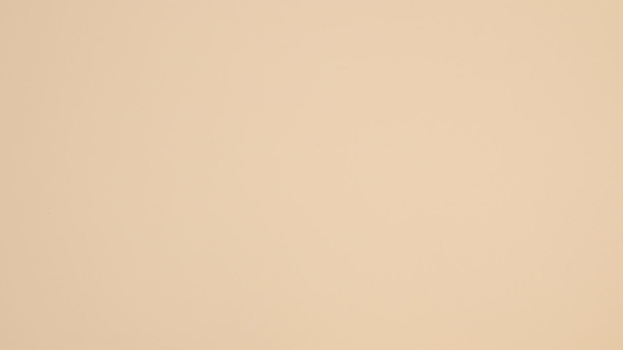 el cuidado de la piel, el spa y los productos de belleza aparecen en fila sobre un fondo beige.