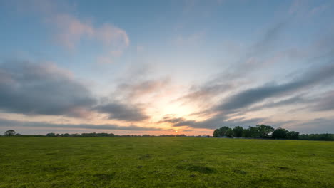 Entspannende-Landschaft---Strahlender,-Malerischer-Sonnenuntergang-über-Abgelegenen-Wiesen