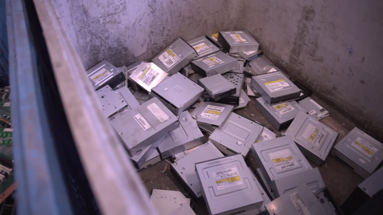 在用過的主板和舊 cd 和 dvd 播放器的容器之間