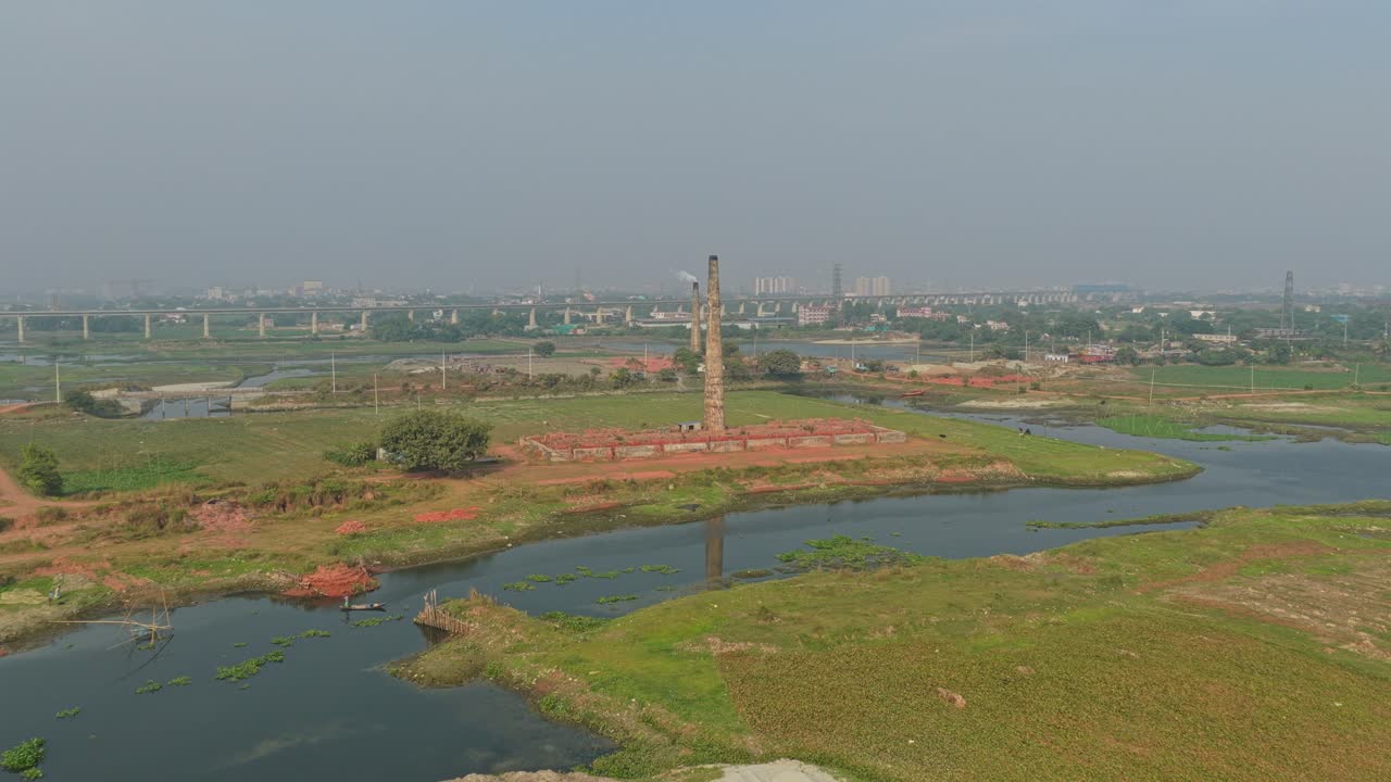Vista aerea di mattonifici con camini fumanti in Bangladesh.