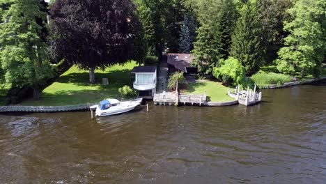 espectacular vuelo aéreo de drones volando hacia atrás drone disparado sobre un río con barcos y árboles
