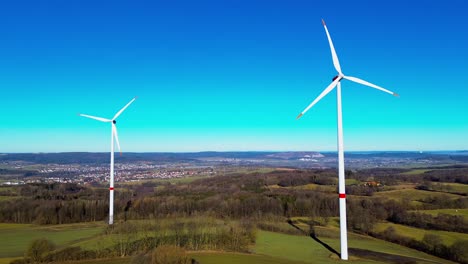 Nachhaltige-Windenergieerzeugung-In-Malerischer-Landschaftskulisse