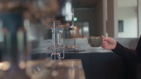 mujer toma el café terminado