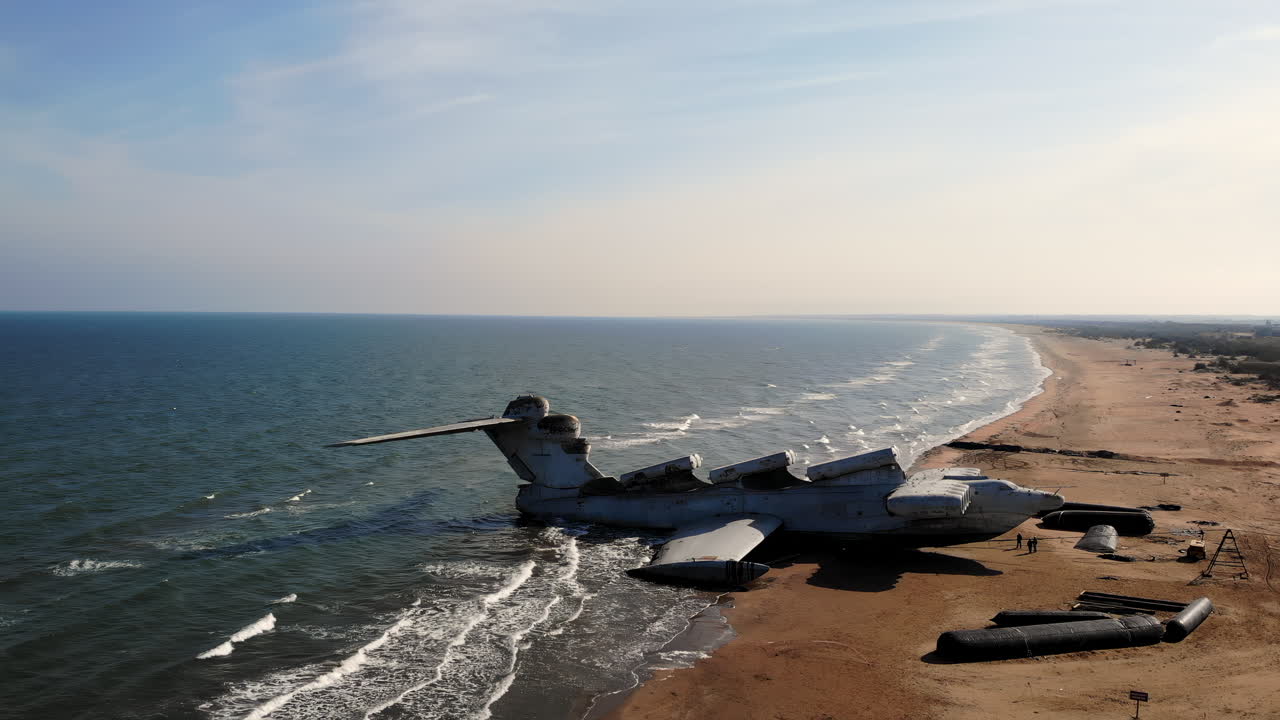 Veduta aerea di un ekranoplano classe Lun abbandonato su una spiaggia sabbiosa