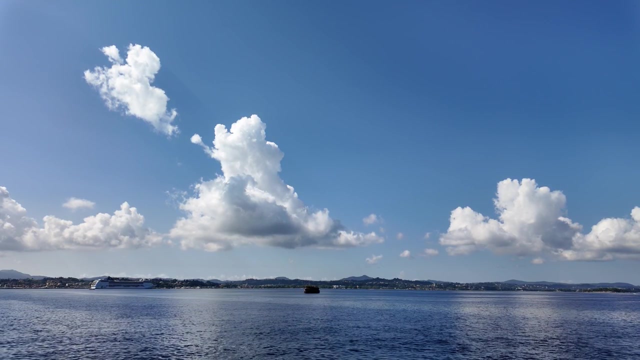 フェリーから望むコルフ島（ギリシャ、イオニア海）の山岳風景と海岸線