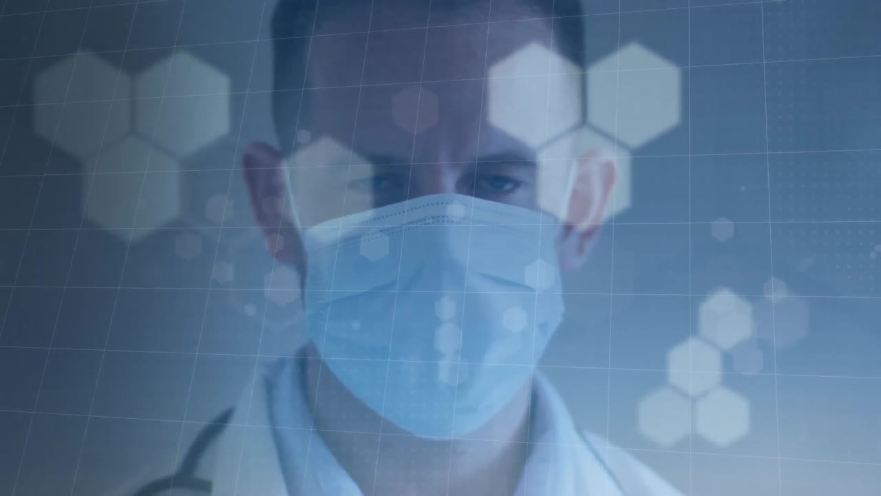 Animação de médico masculino caucasiano com máscara facial e processamento de dados sobre fundo azul