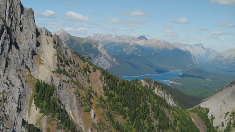 Ein-Aufregender-Helikopterflug-über-Die-Kanadischen-Rocky-Mountains,-Atemberaubende-Luftaufnahmen-Von-Schneebedeckten-Gipfeln,-Gletschern,-Flüssen-Und-Wäldern