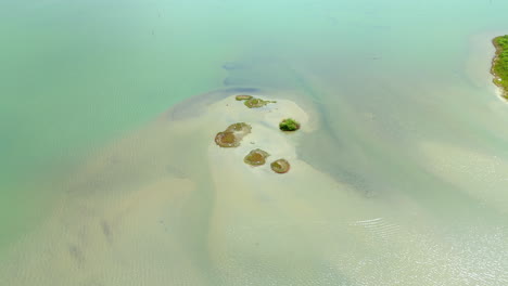 Pequeña-Isla-En-Un-Lago,-Masa-De-Tierra-Dentro-De-Un-Lago