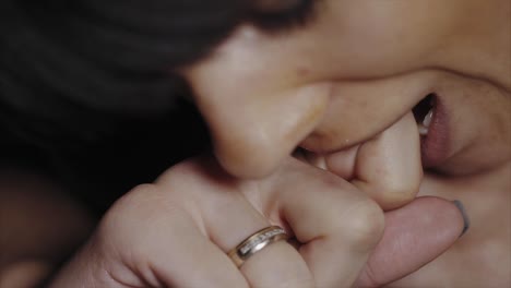 mujer que muestra signos de estrés