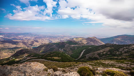 Nubes-En-Movimiento-Sobre-Montañas-Y-Colinas-Verdes-Zona-Rural-Time-lapse