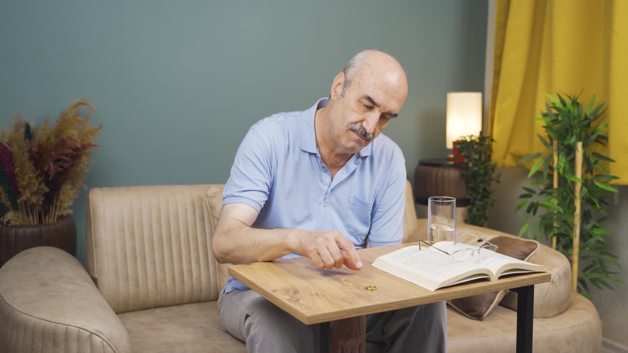 아내와의 별거에 대해 결정하지 못한  ⁇ 은이.