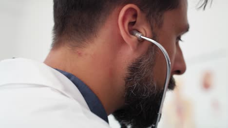 vista de mano del médico examinando a su paciente