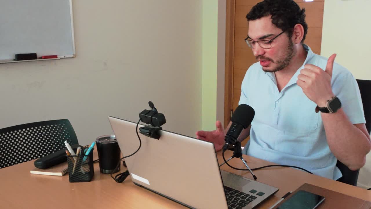 Uomo che fa una presentazione o una riunione online