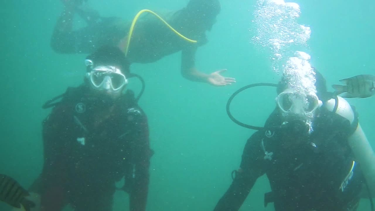 dos amigos disfrutando de la experiencia de buceo en malvan, tarkarli, maharashtra y buceo en india almacen de video
