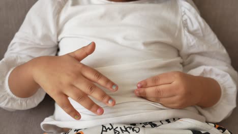 niño sosteniendo el estómago con dolor