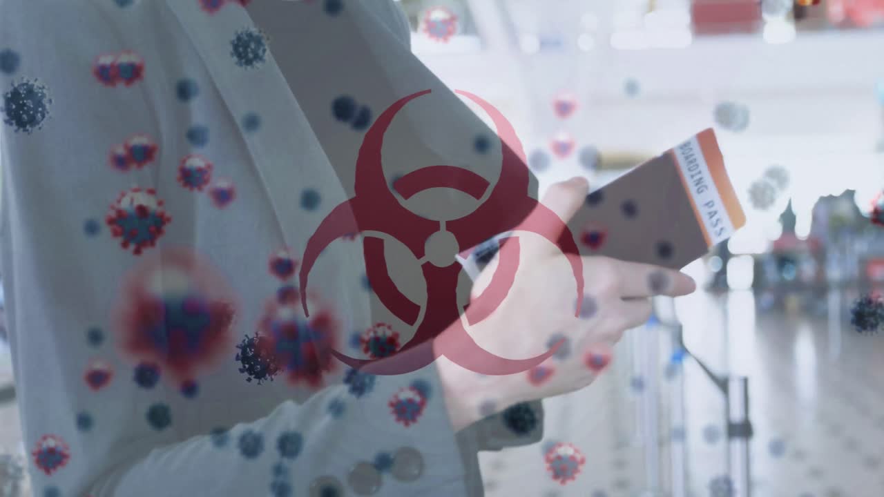 코로나19 세포가 줄을 서서 기다리는 여성을 향해 움직이는 위험 표지판의 디지털 복합 비디오