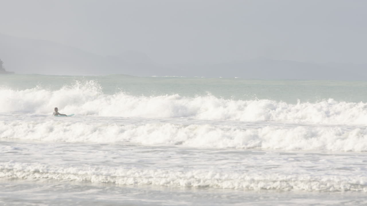 뉴질랜드 캐슬 포인트 의 바다 에서 수영 하는 서퍼 의 넓은  ⁇