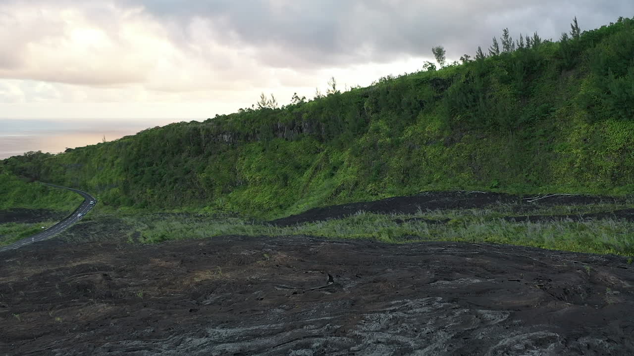 vuelo sobre el paisaje volcánico de lava seca en la isla de la reunión