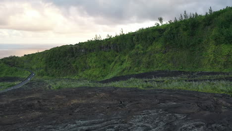 聚會島 (reunion island) 上的火山地形上空飛翔