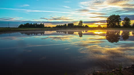 puesta de sol sobre el lapso de tiempo del gran lago azul