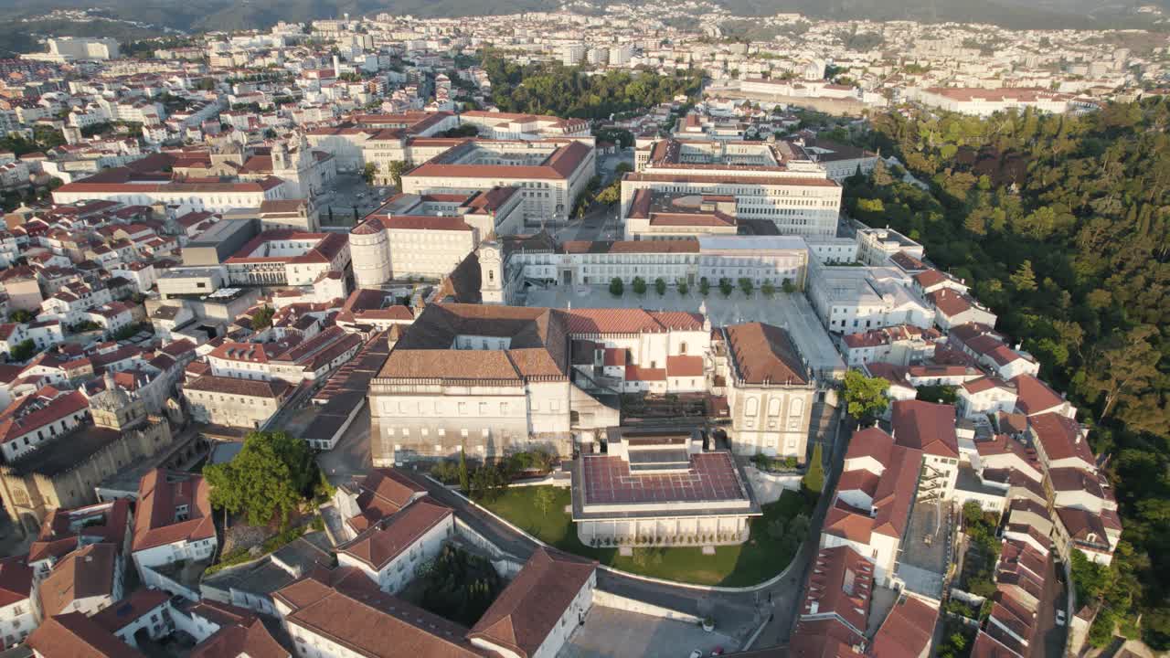Ripresa aerea con pullback di Piazza delle Università, che rivela il centro di Coimbra lungo il fiume, Portogallo