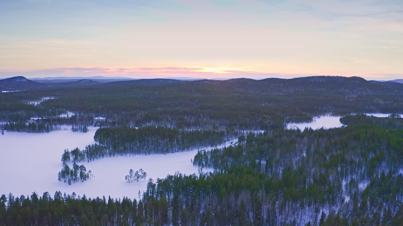 Drönarfilmning av vinterlandskap i Skandinavien efter solnedgången